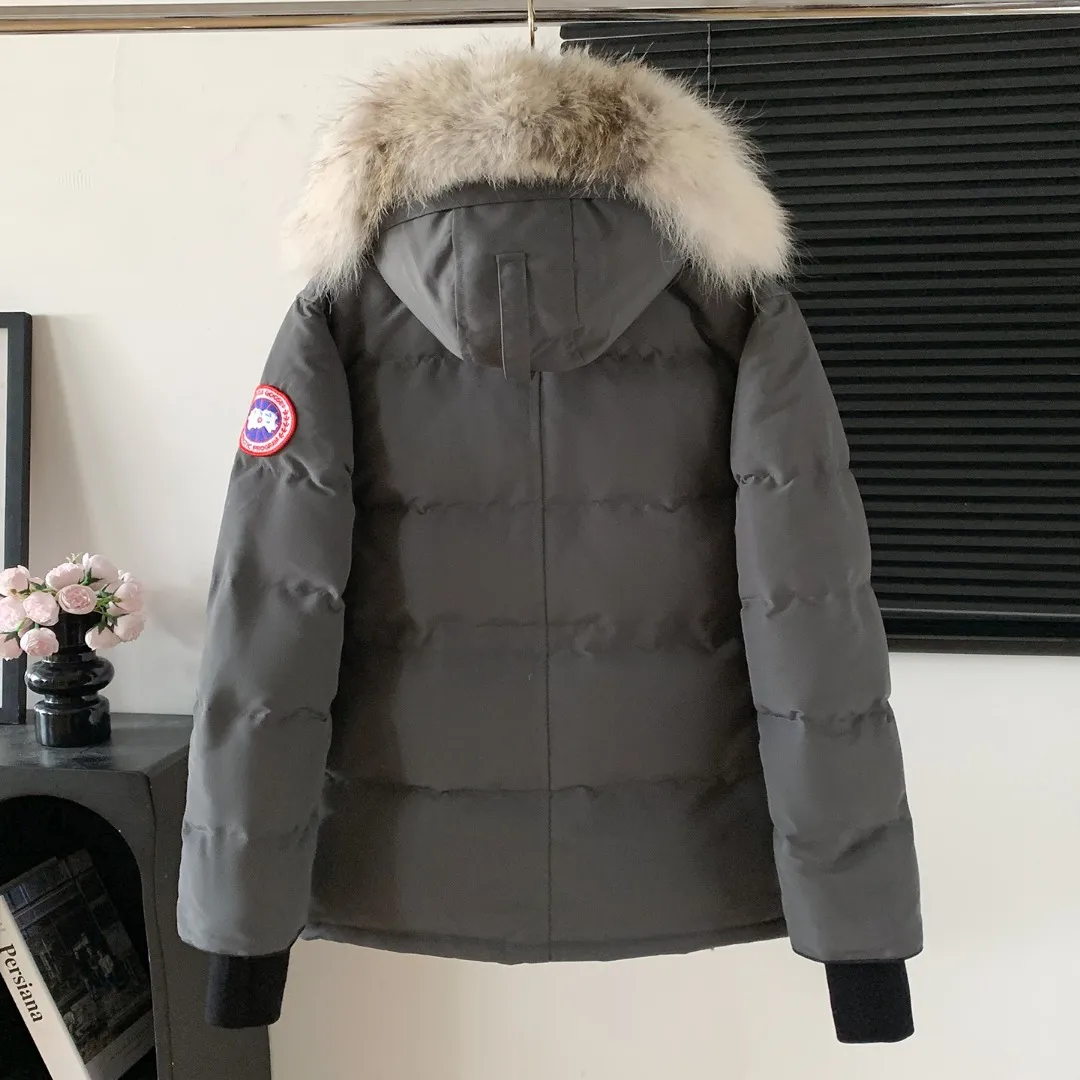 Style number: Y 90 Canada Goose Canada Goose #Expedition 04 Parker, a treasure of Canadian origin! Limited supply worldwide! Canada Goose Model 04 is a top-notch couple model for polar cold-proof outdoor Series fur collar detachable hooded parka down jacket. The first Goose in 2024. I hope my friends will like it. Peak Quality. I hope everyone can identify it together! The most popular cool item of the Big Goose family in 2024 is online, the popular product of Yi Yang Qianxi Same Style, which is said to be a joint limited edition Big Goose that cannot be bought in autumn and winter. If you dislike the sameness of the Big Goose in the past, then this model will definitely give you a different experience! This year's most powerful couple's collection for autumn and winter is online, a top-notch luxurious ready-to-wear style, paired with an outdoor warm down jacket with great style and charm! The most classic items of the Daye family in the past two years are the highest standard and are equipped with unique reflective stripe embellishments, which further show the Premium fashion performance effect. With the embellishment of hardware buckles, they have excellent performance effects. The upper body is clean, simple and elegant, even for urban leisure. It is suitable for everyone. Perfect for occasion wear, large pocket design, this model has a large capacity and is equipped with reflective stripes, making it safer at night. It is suitable for various adventure activities. It is made of windproof and waterproof technical materials. The interior is filled with full white duck down, which is absolutely cold-proof and warm. It also has a stand-up collar design and fine fleece at the collar, with meticulous attention to detail! The charm of this model is also more spiritual, and the upper body has more temperament and specifications. It perfectly shows the ultra-high standard of fashionable performance of this model, integrating outdoor and life, and you can even create high-street wear! The most pinnacle limited-edition goose that we have presented so far, both in terms of design and detailed materials, it is completely outstanding. It has a grand and evergreen version design, with cool reflective elements. The overall appearance can be said to be quite high, and it has that kind of powerful outdoor performance! It combines the casual attributes of Premium with high-street style. It is high-grade, domineering, warm and beautiful. The visibility of the upper body is quite powerful, and the configuration of the owl element is highly brand-recognizable. It has the overall brand performance and visual effect, and also has the premium sense of fashion and fashionable performance. It is a must-buy product because it is the most awesome down brand on the earth and one of Canada's three national treasure brands. It is also a sentimental down luxury brand. In the field of polar cold-proof clothing, Goose has made an irreplaceable contribution. SIZE: XS S M L XL XXL Color: Black Cream White Pure White Navy Blue Gray